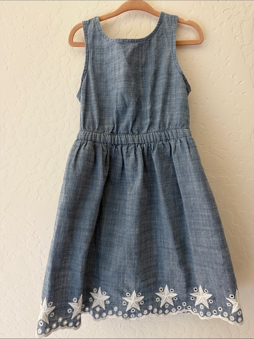 ⭐️ Girls' Blue Chambray Star-Trim Sleeveless Dress - Size 5
